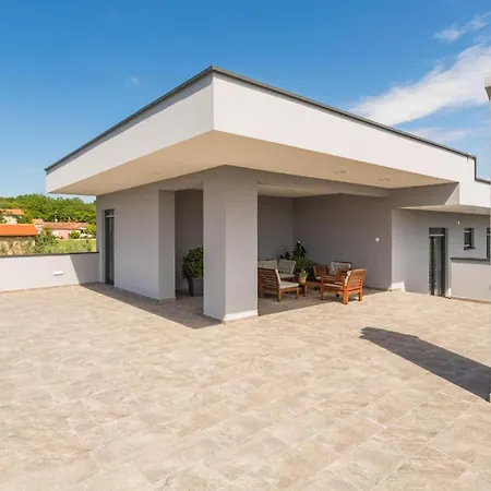 3 Bedroom Cozy In Πούλα