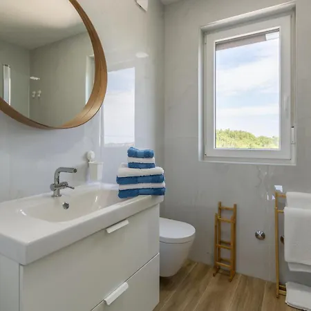 3 Bedroom Cozy In Pula