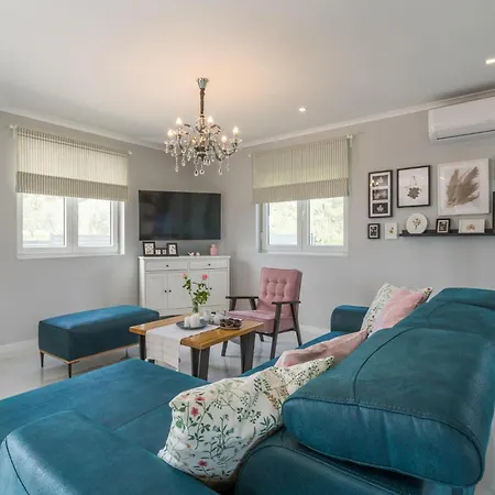 3 Bedroom Cozy In * Pula